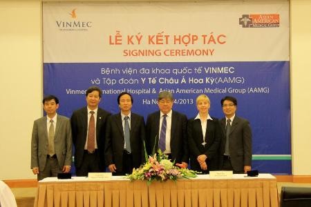 Phó Chủ tịch HĐQT Vingroup - ông Lê Khắc Hiệp (thứ 3 từ trái sang) cùng đại diện các bên tại lễ ký kết.